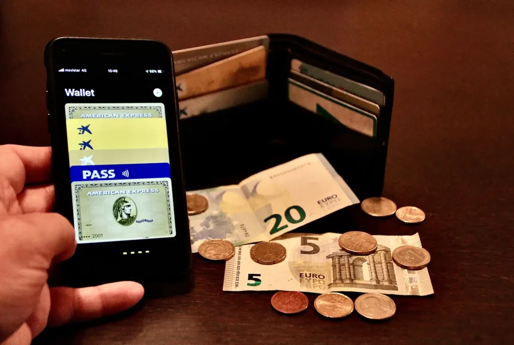 Digital Banking vs Traditional Banks: Why Mobile-First is Winning