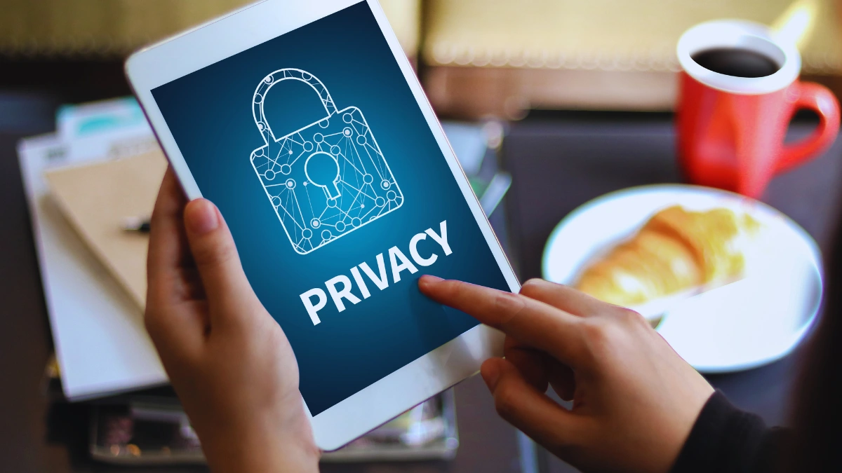 Federated Learning and Explainable AI: Privacy-First Fraud Protection
