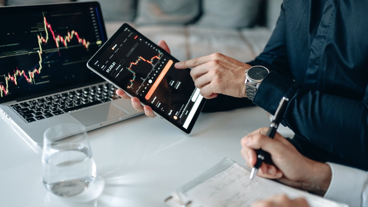 The High-Earner's Digital Nomad Financial Stack