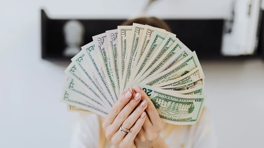 Lump-Sum Leave Payouts Stack on Year-End Earnings